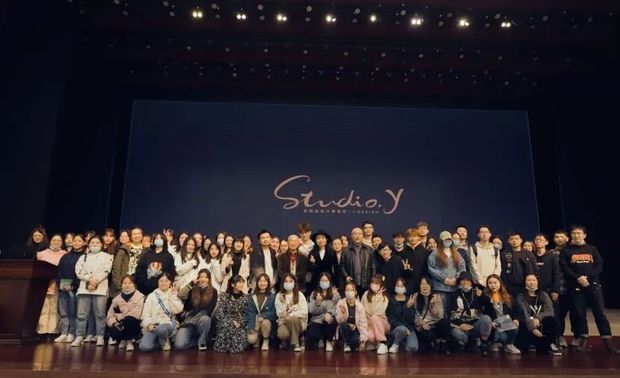 在第四个七年到来之际，作为团队领导者的余颢凌，也会迎来自己全新的关键词。在作品的深层挖掘与文化精神内核的找寻中，融入当代建筑语言与在地性的蓉城文化底蕴，应该是关键词的源起所在。关于未来，让我们拭目以待。