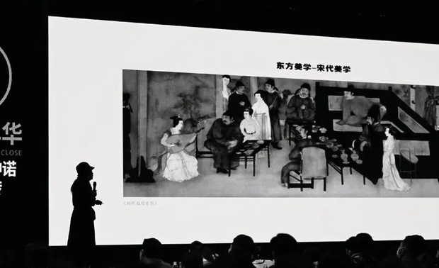 黑格尔说“美学”就是“艺术哲学”，并将其分为三大类型：象征型、古典型、浪漫型。徜徉西方美学史的发展历程，美学经历了一个从神——王——人——自然的过程，艺术品从高高在上的教堂神学到宫廷皇权，一步步解放出来，逐渐关注起普通人，也进入到普通人的私宅空间。