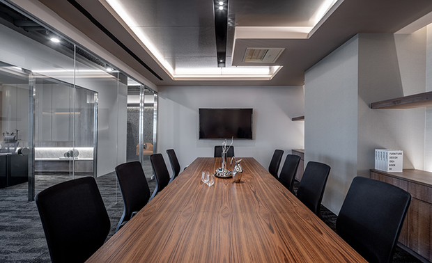 
会议室
The conference room

会议室的天壁，
选用不鏽钢拉丝的金属美耐板，
搭配四周的光带衬托，
呈显鲜明锐利的反射视觉，
传达简练大气的情境氛围，
同时隐约显露未来感。

The ceiling and wall of the conference room are made of stainless steel wire drawing metal laminate board, assort with the light belt surrounding, which present a sharp and clear reflection vision, as well as to bring about the brevity circumstance and the futuristic sense.
