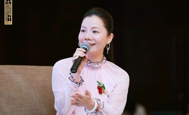 ▲广州魅无界设计创始人 创意总监 跨界艺术家 方若非女士
在顶层设计论坛中方若非女士表示——当代的中国,需要有中国文化底蕴和文化自信的设计,需要有价值回归的设计, 需要有原创激情的设计,同时需要有品牌影响力的设计。
关于掌握中国设计的话语权这个话题中,她认为是可以理解为三个层次:国际话语权,行业/产业话语权,甲乙方话语权。其中,甲乙方话语权这一点是与每一个设计机构、设计师的定位和价值追求息息相关,同时和设计机构/设计师的创作能力、产品力、品牌力有关。一个创作能力、产品力、品牌力很强的设计机构或设计师,一定具备令人信服的专业能力、引导能力和服务能力,因此面对客户的时候,话语权就会增强,甚至掌握主动权。反之,话语权就会减弱~~
在探讨如何使得中国设计进一步发展的问题上,方若非女士认为与以下三个方面密切相关:
第一,宏观国际国内环境改善与政策导向。国际国内环境对设计理念、设计趋势的影响是非常深远的。同时,国家政策性的扶持与引导也会对中国设计的发展起到方向性和促进性的推动作用!成为中国设计的风向标。
第二,设计行业从业人员的综合素养提高与设计师是否具备战略高度与系统思维的培养;设计行业的从业人员的综合素养决定了这个行业总体发展的高度和广度、以及发展速度;而设计师在做设计的过程中是否能从战略高度上去规划和思考整个设计规程,以及设计的出发点和方法是否具备系统思维的能力和习惯、也将影响一个设计作品的整体高度和可持续性。
第三,客户群体形成尊重设计、承认设计价值的消费观念。一个尊重设计、懂得设计价值的消费群体,将大大激发设计师和设计机构的创作激情和服务积极性,这是一个良性循环,将很好的促进行业健康发展和消费市场的满意度,从而创造更大的价值,形成良好的口碑和消费氛围,从而推动整个行业更好更快发展。
如果以上三个问题得到改善和提升,那么中国设计的发展一定会站上一个更高的起点~~
现场图片