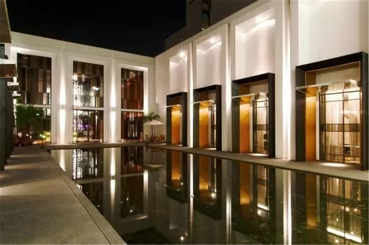 ▲图为：【富都接待中心】内景
简洁的直线，巧妙的灯光运用，但却营造出古典教堂圣洁的氛围。
