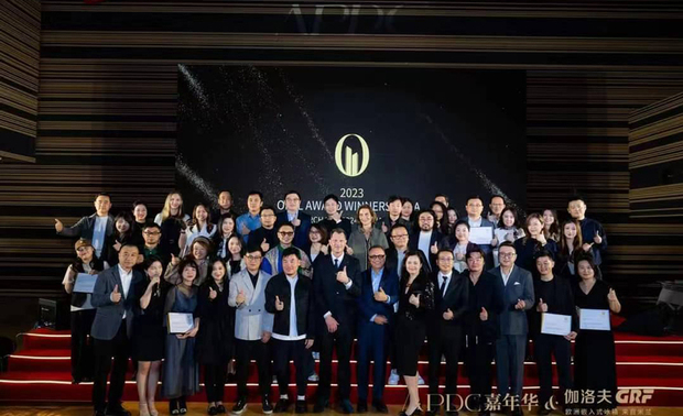 本文由OPEN编辑部撰写

OUTSTANDING PROPERTY AWARD LONDON,OPAL（英国伦敦杰出地产大奖）由全球知名企业集团Farmani Group组织，并以招揽全球最佳建筑师、室内设计师与房地产开发商为目标，在创造异业菁英联合平台的同时，找寻各地最富创造力、革新感、社会影响力与永续性的设计方案。参与者有机会替自己最新颖的企划，博得国际能见度，并且和产业的先驱及专业人士进行交流。

实创设计 赖姿伊 设计总监 于接待中心《云舞境》巧运纹理如山水之石纹，佐搭引入日光的喷漆木格栅，藉现代材料新译典雅禅风，予以参访客人返家般的閒适，而家宅作品《匀光柔忆》则以开放式层架取代电视，令家人间的回忆成为客厅的重点风景，展现深厚的天伦之情；两件美作分别荣获2023年伦敦杰出地产大奖的Winner、Honorable Mention讚誉，崭露品牌锋芒！
