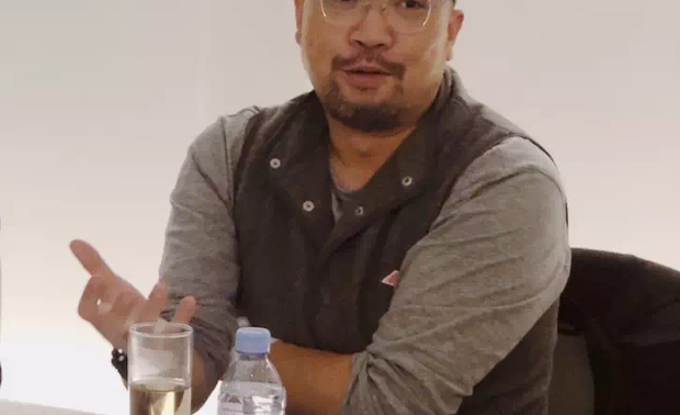 郭建伟（锦华装饰首席设计师）

“功能区域的划分是没有界定的，设计师的状态和心态非常重要。”

郭建伟老师热爱设计，也很庆幸能成为在工作中找到快乐并获得价值的人。随着年龄的增长，郭老师认为千篇一律的套路化设计时没有灵魂的。以住宅类设计为例，本身的风格其实没有太多的界定。在和客户沟通中，跟客户更多的聊生活的状态，这才是最重要的。郭老师特别喜欢和客户聊天，根据点滴的细节和深入的话题，了解客户对房子的认知。现代业主的专业性非常强，客户更多的是聊细节，专业问题也非常多。设计师要出不一样的东西，又满足业主的需求，说起来很简单，其实挺难的。但如何在客户的要求和自身的创意间达到平衡，反而是设计乐趣的本真。