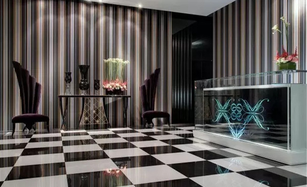 ▲​图为：【远洋新都金华苑】内景 
媚俗——俄罗斯皇室的物质元素：精致雕花的红色高背椅、世俗的棋盘格、水晶灯也是世俗的奢华手法。 