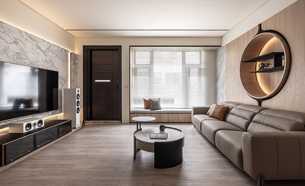 
客厅
Living Room

客厅壁面与天壁适度留白，提升明亮度之馀，也令人将目光聚焦在窗外美景、圆形端景柜等空间亮点，细细品味自然与工艺交融的艺术氛围，窗畔则规划卧榻，提供居者一方静享惬意时光的天地。 

We moderately use some negative space on the ceiling and walls to elevate the brightness and focus on the attractive view out the window. Besides, the rounded recessed wall shelf makes a focal point, delivering a natural and artistic aesthetic approach. Then, a window seat also offers a reposeful corner to the residents.
