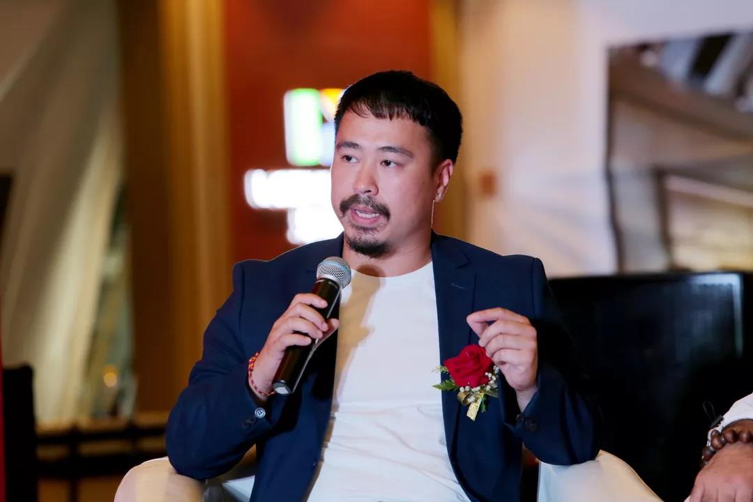  薛守山：曾几何时，奢华在我们的印象里就是奢侈品，因为奢侈品就象征着主人的品味与精神。家具的奢侈品曾经就是买进口的瓷砖，将家里打造得金碧辉煌，品味高档大气。重构奢华是设计师的使命，产品材料都趋于低调，不再是金黄闪亮的。如今的奢华是低调而品味高尚的产品，设计师给人营造的舒适感。