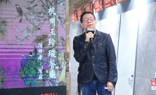 玉玲珑杭州黄龙店是陈林显然倾注了自己的所有才情和心血,历经整整一年零六个月之久,期间他推掉所有其它商业设计项目,与海内外30余位艺术家合作,全身心投入并完成了玉玲珑的3.0提升之作。该店不仅成为设计圈趋之若鹜的地方,更是成为高端中餐厅的顶佳代表。