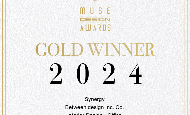 
本文由OPEN编辑部撰写

MUSE Design Awards由历史悠久的国际奖项协会International Awards Associates（IAA）主办，以发掘全球设计缪思为宗旨，为建筑、室内、时尚等领域提供全面的发光舞台，每年严格的评分标准，吸引国际知名品牌与设计师争相参与。

2024年MUSE Design Awards共收到来自一百一十二个国家、超过十万份的参赛作品，并由逾两百位专业评审进行遴选，可谓最具影响力的国际奖项之一，而IAA发言人Thomas Brandt指出，「于2024年MUSE大赛胜出的获奖作品，其精緻程度与作品的完成度及深度，皆象徵着创意及设计行业的最佳表现。」他补充说：「IAA讚扬所有参赛者对工艺的奉献，并希望他们不断用热情进一步扩大创造力和设计的极限。」

呼应品牌注重天然与环保的宗旨，之馀设计 李宜家 设计总监 以企业主色的深蓝色调搭配丰富植物图样，为商空引入自然生机，并採用无缀饰、低碳装修手法，将永续信念化为行动；舒适俐落的工作场域《Synergy》获得本届评审团青睐，夺得2024 MUSE Design Awards金奖！
