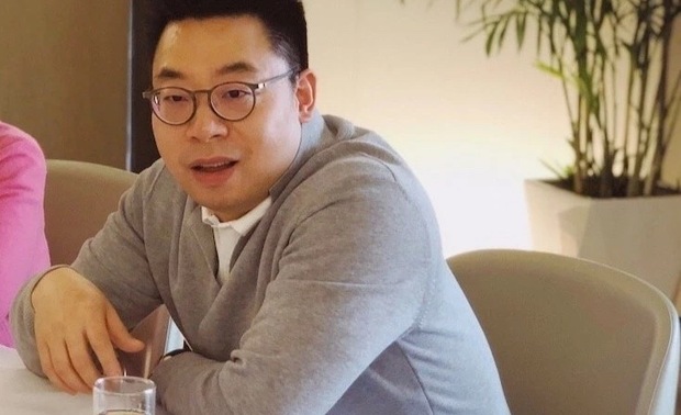 叶总（复地朗香业主）

“业主们的‘生活危机’”

叶总被肖锋老师称为金融投资界的画家。当初因为喜欢而开始艺术品收藏，早年叶总出于自身的审美情趣，自己装修自己设计。他的第一套房子是新古典风格，里面珍藏了他和家庭的重要回忆。他新颖大胆的设计，甚至还上了2000年的家装杂志。但如今，身处金融行业，国内经济大背景下，他时常感到工作的时候心理负担很重。叶总在总结这些年所见所闻之余，表达了作为精英阶层对设计师们的羡慕。生活热情的流失和缺乏，使他早年生活的幸福感被磨没了。