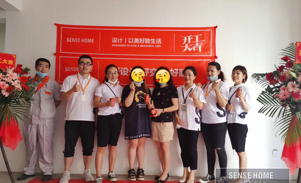 ▲ 举办开工仪式


经营客户的同时，我们不忘修炼公司内功，经营员工，公司注重人文关怀，将企业价值延伸在每个个体身上，建立价值认同。为切实保障员工的基本权益，公司起草颁布了《2020-2025年员工经营计划白皮书》，定期举行各类设计培训、交流与观展活动， 来丰富员工的视野 。无论是设计师，还是工地工人，公司对之都一视同仁，提升每一名员工的福利以及归属感，让员工充分挖掘自身的价值，发挥出最大的主观能动性，实现个人与公司的双向成长与双赢。

