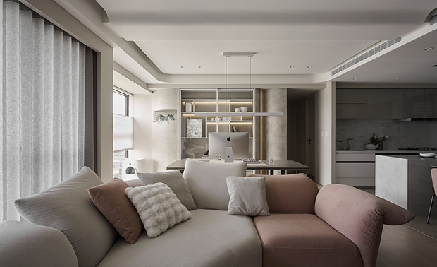 
玄关、客厅
Entrance & Living Room

甫入玄关，由冰柱玻璃和石纹板材组成的铁件屏风旋即映入眼帘，形塑轻盈通透的视感，一旁鞋柜採用灰镜柜门，具延伸、放大场域之效，步入客厅，与业主一同挑选的灰、粉双色沙发逸散圆润柔软的包覆感，予人舒适安心的氛围。

At first glance, a metallic framed partition screen composed of reeded glass and faux marble panels appears. It makes a delicately airy view. Adjacent, a shoe cabinet with tinted mirrored doors contributes to enlarging the interior space. Besides, we selected a gray and pink sofa with the homeowner, which appeals to a mellow and tactile quality. It feels like a calming and soothing embrace being in the living room.
