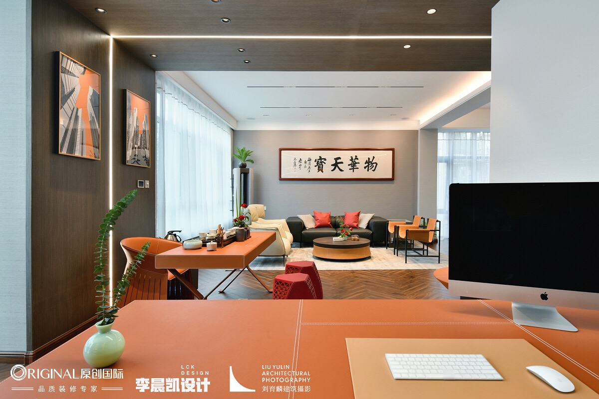 三层老总办，色彩奔放和楼下形成鲜明对比的记忆.爱马仕橙的运用，高贵而时尚，激情奔放，更是体现了引领者的真实体现！