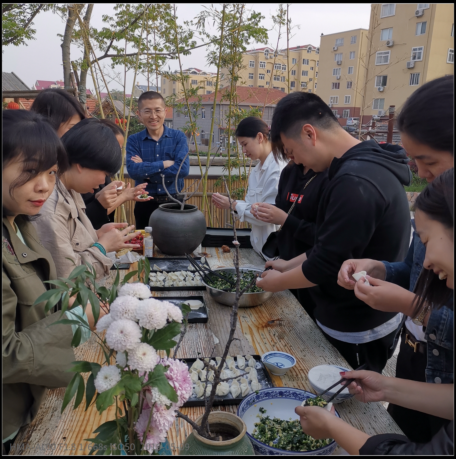 两地设计师共同包饺子的精彩环节