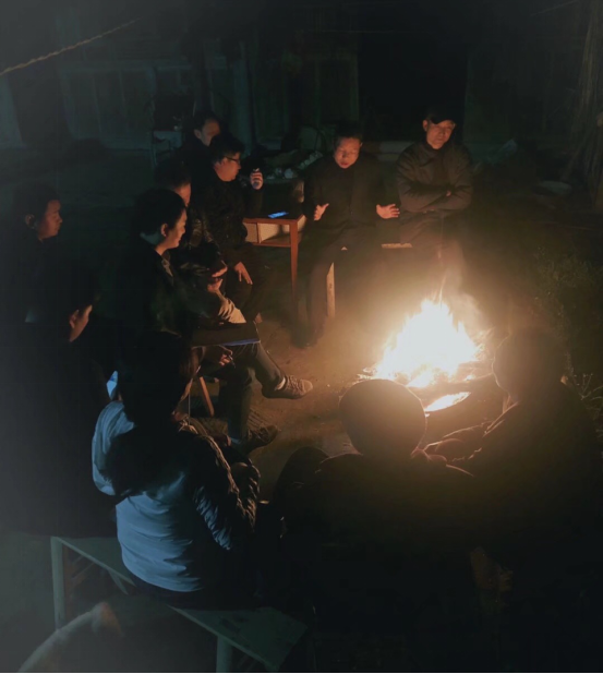 在安静的大自然中围炉夜话,梦境中的一幕出现在现实生活中,雄雄燃烧的火焰,让冰冷的三九天不再寒冷,孙军老师看着老人静静地聆听、看着赵总畅想未来美好生活蓝图,心中的匠心构思满溢,而孙老师心中对老宅的情感、对家的记忆更甚。为百岁甲方构筑心灵原乡,也成就了孙军老师的理念。孙军老师的设计思想是让记忆停留在生活的点滴、让美好留在内心的深处、让自然融入空间的视觉、让“家”文化附着空间设计,让生活作品述说着心中的感情!