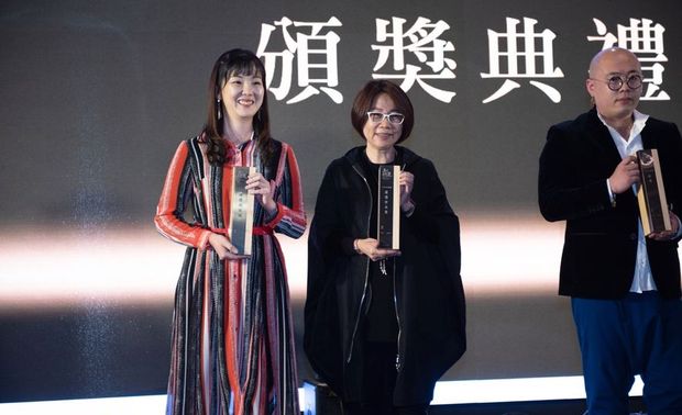 （图）拥有建筑背景的简兆芝设计师（左一），于作品中在在展现最为人称道的转译手法，将开阔的自然地景化入室内空间！