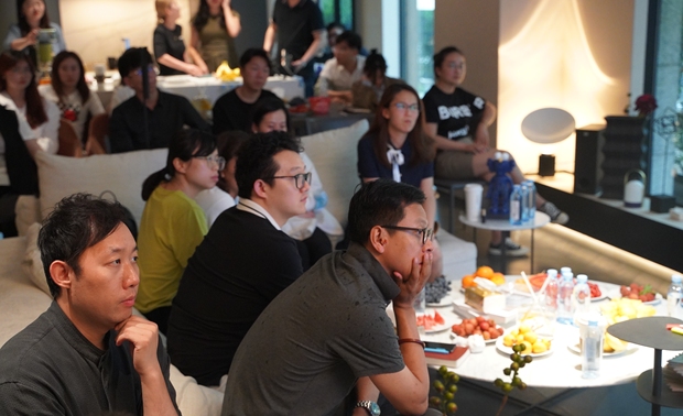 除了分享交流会，见素设计还带领SENSE+参观了在建工地，直击全案服务中的重要环节-施工交付。工地现场是检验家装公司服务好坏的关键，只有将交付做到完美，才能让设计拥有发展的空间。

见素设计向SENSE+介绍了工地现况，仔细讲解了施工工艺以及施工流程等，在工地参观中我们看到了细节的力量，通过对优秀工地的学习，我们会继续完善施工交付，为客户提供更优质的服务。