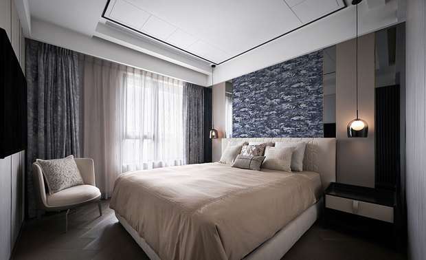 卧室
Bedroom
私领域以家庭成员个性为出发点,透过细緻风格规划,实现专属场景:主卧入门两侧按性别区分,规划双更衣室,使用上更为便利且互不干扰,整体以灰白色为基底,营造宁静沉稳之感,床头背牆选用深浅交织抽象壁纸,与同色系磁吸丝绒窗帘形成和谐对话,两者在材质视觉效果上相得益彰,为卧室增添层次分明艺术感。另外,磁吸式开合设计便于居者操作,更确保光线完整阻隔,创造舒适无虞的睡眠环境。
The private quarters are meticulously crafted to reflect the distinct personalities of each family member, creating intimate, personalized retreats through thoughtful design. In the master bedroom, dual walk-in closets are strategically placed on either side of the entrance, thoughtfully separated by gender for enhanced convenience and uninterrupted use. A foundation of serene gray and white tones establishes a calming atmosphere, while the feature wall showcases wallpaper with interwoven light and dark hues, harmonizing beautifully with magnetic velvet curtains. This combination of textures and tones enriches the visual depth, presenting a refined, layered composition. Additionally, the magnetic closure of the curtains ensures ease of handling and complete light blockage, crafting an undisturbed, restful sanctuary.