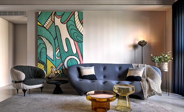 客厅
Living Room

客厅订製贴合电视大小的电视柜，使电子设备自然隐于背景，缀搭后方彷拟烟囱外型的立体梯形壁面，藉壁炉造型象徵家庭齐聚的和乐温暖。

We built a bespoke TV unit that organizes electric appliances covered behind. The stereoscopic chimney-shaped wall facade matches the TV cabinet, creating an image of a fireplace, which represents a warm and joyful feeling of family gatherings.
