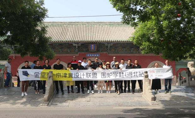 就我国现存的古代建筑当中，隆兴寺是当前为数不多的保存较为完整的建筑遗迹，隆兴寺的建筑装饰有着与众不同的特点，非常值得深入研究。这一站由石家庄铁道大学的刘丽教授带队，刘老师对古建筑的研究和教学有着20多年的经验，她从古建筑的历史及建造理念角度深入浅出地对大家进行了讲解，开启了一场中国庙宇建筑设计的考察之旅。