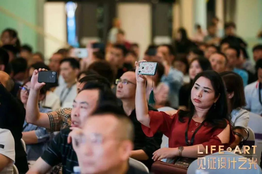 与此同时，诺克照明联合深圳市室内设计师协会开启“光环境下的艺术设计”高峰论坛，力邀设计界大咖亲临活动现场，深入探讨交流建筑空间艺术与光环境的营造。