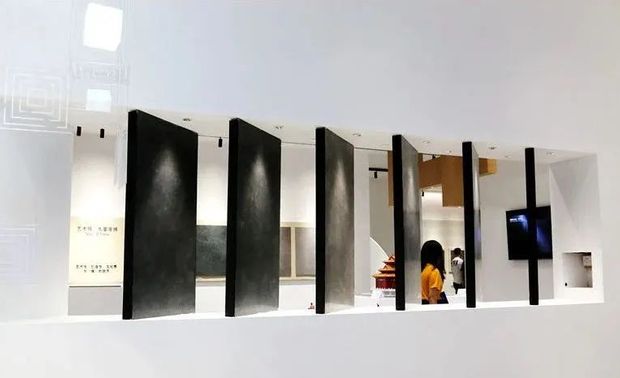 主题馆“智力寰宇”面积超过1600平米,象征着宇宙律动的“波浪”为概念贯穿空间,又将生态、品质、未来三者合一引入体验空间,形成了多种表达下的意境平衡。