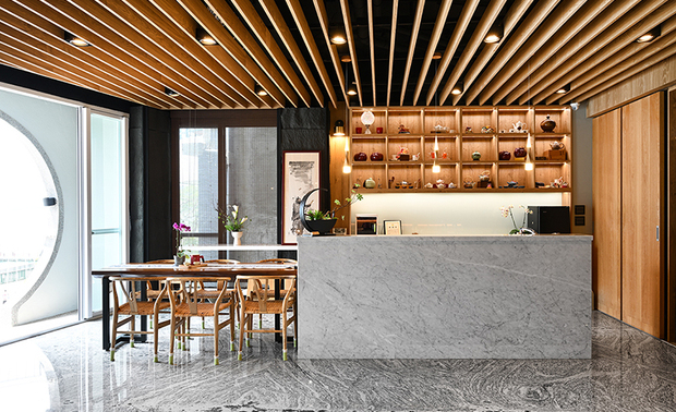 (图)艺喆设计作品《鸿宾大饭店》
贵人相助 吸收建议经验
一步一脚印的彭总监,也在努力过程中遇到一生的贵人──他当时的上司。「他跟我说:『不要埋头苦干,要学会抬头做事情。』意思是说我一直埋着头做事,别人会看不见我做了什麽,我反而应该好好去看他人给我怎样的公评、业主有哪些需求,把那些完整做好。」这位主管不只建立彭总监此后做事的态度,也对他做设计和工程的理念造成深远影响。
「另一个他常告诉我的观点是:『做什麽案子,就要抓到那个场域的主轴。』我过去待的设计公司很大,会经手饭店、电影院、展演厅类型的空间,它们的法规、工法、能用的材料特性等都有差异,从中能获得的历练也不同。」总监举例,电影院注重隔音、饭店有材料消防法规……这些丰富经验成为他日后的助力,无论是将阻音知识运用到怕噪音的业主房屋、可详尽确认老屋翻修的防水工程重点、对商空消防法规的深入研究,都带给客户更全面的品质保障,「我们现在有幸得到设计饭店的机会,也有这部份的原因,我很感谢前公司。」
对「主轴」的思考关注,同样融入彭总监的设计心法,他操刀空间拥有一套自己的优先顺序。「对我来说,实用设计的重要性大于美感,先完成业主所需再去美化,打造符合对方喜好的高品质作品,第三个是清洁保养,因为往后维护的方便性对使用者的影响很大。」