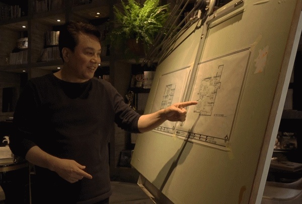 ▲“60岁”的绘图桌及第一套设计作品手绘


丨乐艺   ——品味传承、典藏艺术

在两边的书架背景中，设计师将两幅世界名画进行解构，与书架巧妙结合，形成极具艺术的视觉效果。
一幅是波提切利的《春》，在空间中寓意着“春回大地、生机盎然”。