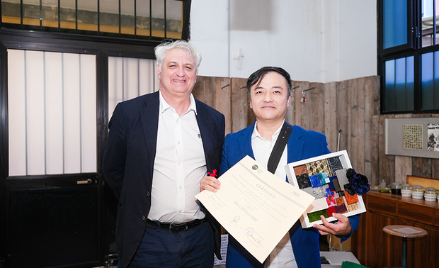（图）马总监参与义大利米兰大学建筑系异媒材拼接手作课，结束后与义大利米兰大学建筑系教授合影。

凝聚案场领略 分享设计之美

不仅将室设知识倾注于擘划场域，马总监也分享这段期间实现的夙愿：「我从以前就很想出一本关于设计基本理念的书籍。」过往负笈留美时，他发现当地对美学基本教育的重视，师长会要求学生们将承载发想及做法的手稿依序排列于桌面，并从源头开始检视其作品的基础根源。

这段经历也影响到他撰写着作《空间设计进阶美学：20道超美感设计经典法则》的本心，「我希望能够用更浅显、简单的方式，让人们深入去了解、欣赏设计。」一些具规律性的设计技法经过统整呈现予读者后，可以作为剖析作品的切入点，引发对「为何感受到美？」的探索，藉此尝试去理解设计师们看待事物的角度与方式，以及所使用的基本手法。

日前赴往义大利参展时，马总监也由美感教育角度进行观察，深切感触到义大利民族对艺术方面的看重与传承，以及从中积累而生的美学底蕴。「他们的成品不只是堆砌元素，更令人惊叹的是在线条、材质搭配上的构思高度，而即便是看不到的地方，也体现出对细节慎重处理的精神。」对总监而言，此次米兰之旅的感官盛宴也让他规划习取更多相关知识，持续精进自己的设计笔锋。
