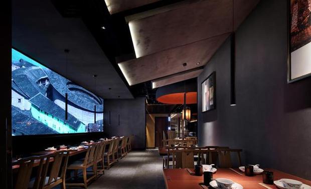 【王锟】确实，我对餐饮设计有种天生的敏感和喜爱。餐饮空间，跟很多空间不同，首先餐饮空间的受众是最多的，而且是可见的。其次，民以食为天，餐厅是社会中一个大的产业，做餐厅设计，项目可以遍及全国甚者全世界的各个角落。我们的成就感，最主要的是来源于消费者的认同，当你看到自己设计的餐厅人流不息，为大家带来好的体验、得到市场的检验和认可，这种成就感是无以言表的。此外，当你出差或者旅行，随时随地能够在自己设计的餐厅吃饭，这样来的成就感也是非常过瘾的。