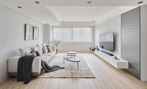 
本文由OPEN编辑部撰写

设计概念Design Concept

客厅窗畔倾泻的日光，伴随室内的暖黄光源，轻柔点亮整室纯白与木色，一派清新的简约风貌跃然眼前，搭衬漆黑色块、俐落铁件勾勒丰富姿态，替空间增添现代质感，创造洗涤心灵的宁静气质。

因应此案的非方正格局，八宝美学空间 运用圆弧修饰柱体与斜牆，带来柔和的视觉效果，公领域则以「联繫情感」为规划核心，打造复合书房、视听室的半开放式多功能房，且在主卧与私人卫浴之间设置更衣室，串连顺畅动线，打造兼具机能与美观的温馨家宅。

The brilliant sunlight falls through the windows of the living room, complements the warm lighting, gently brightening the pure white and woody base tone, revealing a refreshing and minimalist charm. Besides, assort with black coating and simple-shaped iron hanging shelves, enhancing the contemporary features of the space. Thereupon, marvelously bring a tranquil atmosphere to purify the mind.

BABO DESIGN uses arc shapes to dress up the structural columns and slanted walls, skillfully creating a pleasant visual effect of the non-square pattern house. Plan a semi-open pattern multi-functional room that serves as a study and an audio-visual room, successfully achieving the core theme of designing a shared area to bond family affection. Moreover, set up a walk-in closet to smoothly connect the main bedroom and the private bathroom. Eventually, creating a functional, beautiful, and comfortable home.

设计手法Design Techniques

实现需求 开放空间
Open pattern layouts achieve the required needs

回应业主对机能空间的需求，透过打通餐厅旁的卧室，改为复合视听室、书房的半开放多功能室，辅以清玻拉门，扩大并串联公领域，令家中成员身处房内工作时，也能望见外头的家人，联繫彼此感情，而主卧与私人卫浴之间，则额外隔出屋主梦想的更衣室，使三区位于流畅的直线动线，便于居住者使用。

Break through the solid wall of the bedroom adjacent to the dining area, and transform it into a semi-open pattern multi-functional room to serve as a study and an audio-visual room, ingeniously meeting the homeowner's requirement of a featured space. Furthermore, set up clear glass sliding doors to connect with the public area and associate family emotions without obstructed partition. Arrange a walk-in closet between the main bedroom and the private bathroom, outstandingly bringing the homeowner's dream come true. The smooth, connected flow of the three domains is agreeable for the residents.

柔和曲线 舒适景緻
Sleek arc patterns create comfy situations

全屋善用圆弧设计柔化转角，营造舒适的包覆感，并透过修饰客厅沙发旁的柱体，于视觉上减缓立面倾斜；公领域上方天花板配合冷气、大梁做斜面造型，不仅无形划分客、餐厅区域，同时令空间保有延伸感。

Break through the solid wall of the bedroom adjacent to the dining area, and transform it into a semi-open pattern multi-functional room to serve as a study and an audio-visual room, ingeniously meeting the homeowner's requirement of a featured space. Furthermore, set up clear glass sliding doors to connect with the public area and associate family emotions without obstructed partition. Arrange a walk-in closet between the main bedroom and the private bathroom, outstandingly bringing the homeowner's dream come true. The smooth, connected flow of the three domains is agreeable for the residents.

简约风格 俐落线条
Concise linear features fulfill the minimalist style

此案以纯白、木色作为主色调，减少繁复装饰，并将收纳柜体、通往各区域的隐藏门皆统一为白色，增强全室立面色彩的一致性，再以线型灯、聚光嵌灯，搭衬黑灰色块与线条铁件，创造丰富的空间层次，造就现代简约的风格宅邸。

Adopt pure white and wood colors as the accentuate tone of the project. Diminish excessive decorations, and set identical white-tinged storage cabinets and hidden doors to enhance the consistency of interior facades. Moreover, install strip lights and recessed lighting fixtures; then, coupled with black-gray coatings and simple-shaped iron hanging shelves to create plentiful gradations of the space, glamorously fashioning a stylish and minimalist residence.
