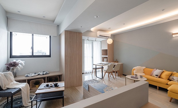 睡卧区The laid-back area

木质架高区虽作休憩，实则可弹性利用、设有桌椅、卧榻等休閒机能，作为私人的安身之所，或是朋友来访时的另一聚会场所，办公疲累，便可到此小做休憩，平时更能在此泡茶谈天，沉思一天下来所经历的种种、坐卧窗边，拿起下方所置藏书，细细品味。

The elevated wooden flooring area equips a coffee table, seat, and a bed-couch for flexible usages. On ordinary days, here is an excellent private repose space for sipping tea and meditation; sometimes, sit by the window and pick up a book to enjoy the reading atmosphere; however, it can also serve as a delightful gathering area to chat with visiting friends.