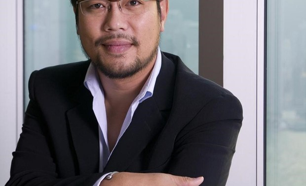 德堅設計 陳德堅 曾任香港室內設計協會會長與香港設計中心董事之職，擅長描繪商業設計的空間語調，並強調創意思維的獨特性與流暢性，極具場域氣氛的設計使陳德堅榮獲多樣國際性獎項，於1996年創立的德堅設計（Kinney Chan & Associates）在設計產業裡擁有亮眼表現。
