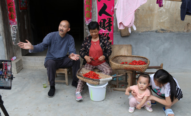 孙老师和村民畅聊