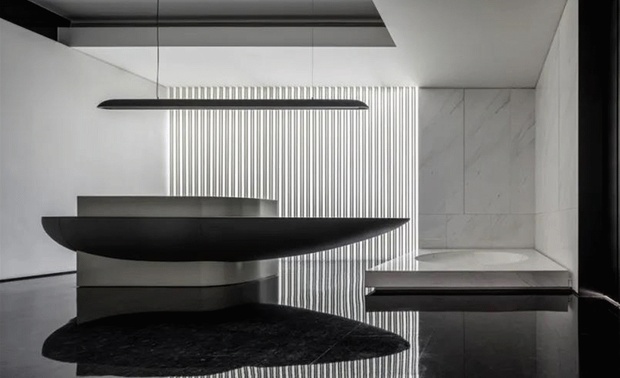 美学馆整体的规划通过延伸沙盘中空区的轴线墙体，建构一面贯穿一至三楼的的建筑量体，借由这道量体的分割划分空间的功能区域。让步入空间的方式形成递进、延伸、转换层次变化，通过建筑的语言构造空间情绪的起、承、转、合。
步入空间，两扇高耸冷冽的金属拉门缓缓拉开，像一场的舞台剧目的开始。石材雕塑里映射到天花粼洵波光，延续庭院水景的蕴意。深色亮光的咖啡溶地面倒映出背景圆形的光圈和格栅外透出来的微弱光影，营造幽韵静雅的空间意境，像船舟一般漂浮的艺术品接待台，隐喻远航回归的旅人们脚下停泊。

椭圆形的黑镜地面与沥石山岩相连，犹如置身一面山谷中镜湖，碟形沙盘像一叶轻舟漂浮其中，意境深远……回转返折进入洽谈区，庭院的水景像一面铺开的中国长卷绘画映入眼目，空间的诗意犹然而生。微波潺流的水面为背景，把横长形的下沉吧台量体置入前端，吧台之中的服务人员像画卷前端的一笔，形成微妙的生动画境。