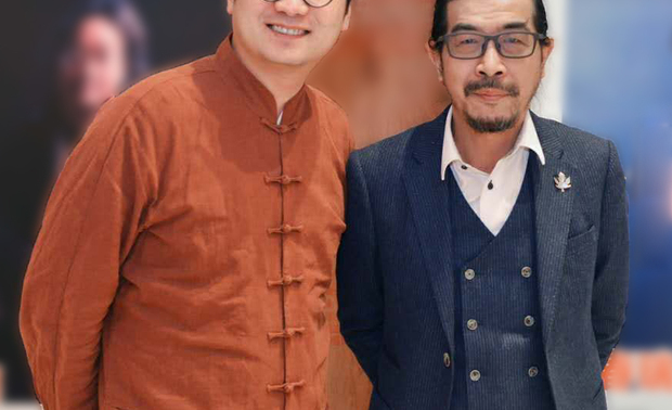 图为本文作者 ：朱谦知与邱春瑞先生合影。

邱春瑞Raynon Chiu：

邱春瑞设计师事务所创意设计总监
深圳市室内设计师协会理事
国际室内建筑师/设计师联盟理事(IFI)
国际室内装饰协会理事会员(IFDA)

部分获奖经历：
2015 FX International Interior Design Awards(英国)FX国际室内设计大奖赛提名
2015 Leaf Awards ,欧洲杰出建筑师论坛建筑奖提名
2015 A’Design Award & Competition室内设计和展示设计铂金奖、银奖
2015 IF Design Award(德国IF设计大奖)
2014加拿大GrandsPrix Du Design商业展示类特别奖
2014 Red-dot Awards(德国红点奖)
2014 FX International Interior Design Awards(英国)FX国际室内设计大奖赛
2014 SBID International Design Awards(英国)SBID国际设计大奖赛
2014 Inside World Festival of Interiors(新加坡)空间展示类获得者
2014 A’DesignAward & Competition(意大利)室内空间和展示设计类银奖
2014 金堂奖年度十佳样板间/售楼处设计和年度十佳休闲空间设计
2014-2015中国室内设计年度封面人物
2014 APDC亚太室内设计精英邀请赛金奖/杰出设计奖
