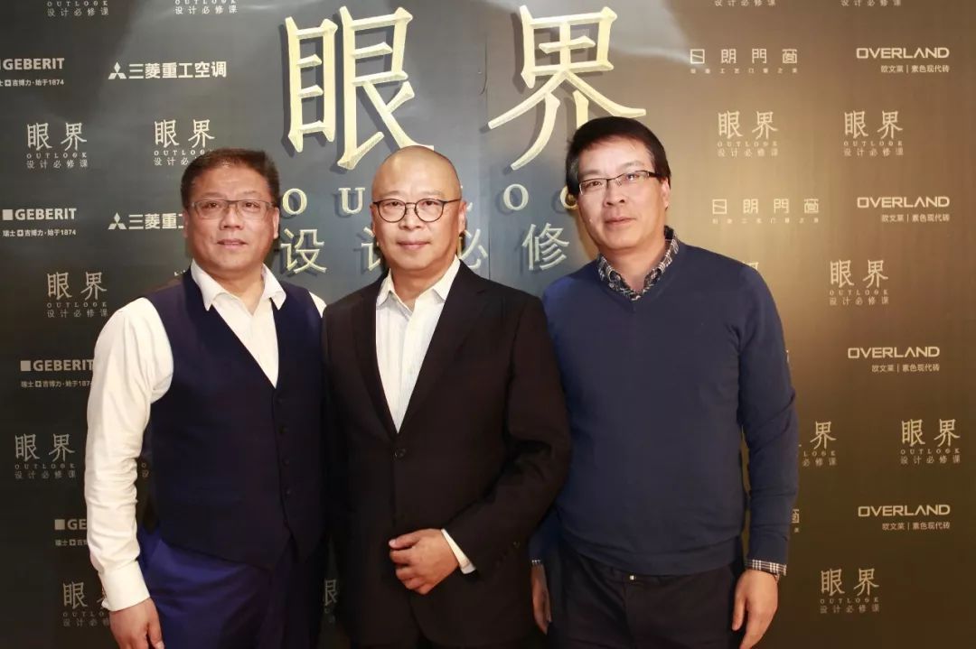 演讲结束后，五位幸运的观众获得了胡平老师签名赠书《设计背后的故事》，大家与胡老师共同合影留念。