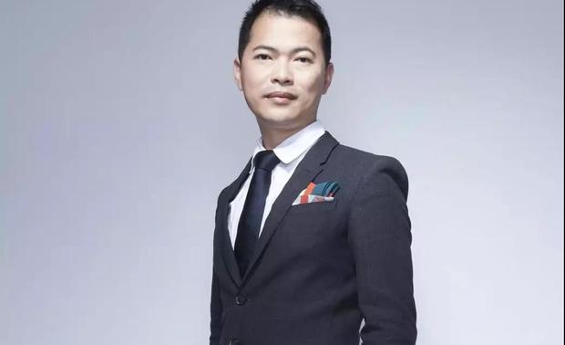 杨焕生
台湾YHS设计事业有限公司创始人&主持人
台湾室协TNAID副理事长
亚洲大学室内设计学院助理教授
多项国际设计大奖获得者、著名设计师

获得荣誉：
2018金堂奖最佳作品获得者
2018年German Design Award
2017年亚洲设计奖  零售空间组  金奖
2017年亚洲设计奖  零售空间组  银奖
2017年亚洲设计奖  零售空间组  铜奖
2017年Germany iF Design Award - Interior Design
2017年Italy A Design Award - Residence Space
2017年Germany iF Design Award - Interior Design
2015年国际空间设计大奖艾特奖Idea Top - 最佳酒  店设计空间
2015年亚洲设计奖  奢华组  金奖
2015年亚太区室内设计大奖APIDA-酒店空间-BEST10
2015年IAI Design Award - Residence Space - A Award
2015年IAI Design Award - Residence Space - A Award
2015年Germany iF Design Award - Interior Design
2014年亚洲设计奖 现代简约-创意设计奖
2014年现代装饰国际传媒奖-年度家居空间大奖
2014年中国金堂奖 现代简约-创意设计奖
2014年现代装饰国际传媒奖-年度家居空间大奖
2014年中国金堂奖-年度十佳住宅公寓设计
2014年中国金堂奖-年度十佳别墅设计
2014-2013年金外滩奖 最佳餐饮空间奖  
2013年IAI DESIGN AWARDS 商业空间 休闲娱乐类  铜奖
2013年TID台湾室内设计大奖住宅空间类复层  金奖
2013年晶麒麟奖 最佳空间导演奖
2013年TID 台湾室内设计大奖商业空间类
2013年两岸四地设计交流大赏：现代时尚组金奖
2013年金堂奖：年度优秀酒店空间设计
2013年金堂奖：年度优秀餐饮空间设计
2013年CIDA全国舍内装修协会25周年表彰：优秀设计师
2013年台湾室内设计  TID AWARD设计大奖“居住设计类“单层
2012年美国 TID AWARD 中文版2012金外滩设计奖荣获“最佳餐厨空间奖“