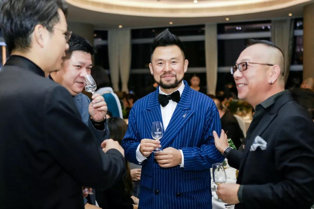 蔡鸣先生身为守望自然理事会的监事,基于提高艺术的公共价值,创造更多机会让公众看到公益的价值,促成ARTCLOUD艺术云与守望自然达成战略合作,首次公开发布「艺同守望」计划。