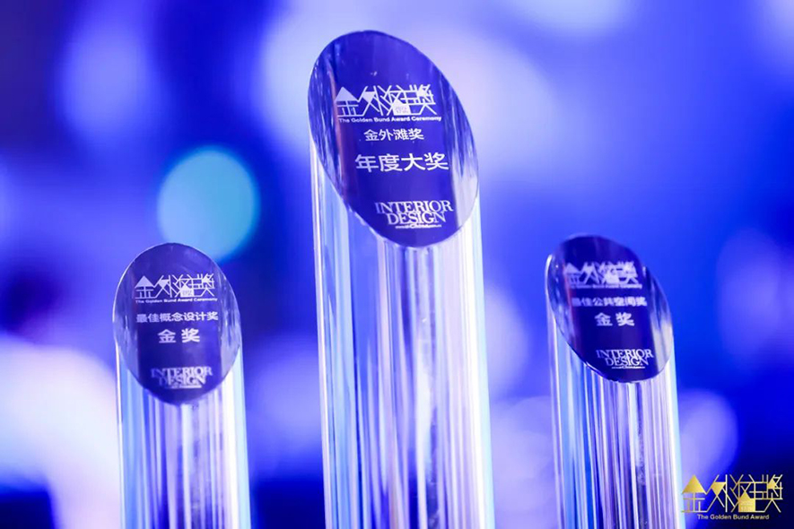 本文由OPEN编辑部撰写

从2005 年开始，「金外滩」奖走过17个年头。它不但将无数设计佳作呈现在众人面前，更是为华人室内设计行业的发展立下了汗马功劳。以挖掘设计新生力量为己任，「金外滩」奖不断引领华人室内设计行业向前发展。它不仅是经典奖项，也是行业发展的「风向标」。众多华人优秀室内设计师从「金外滩」奖脱颖而出，带着「金外滩」奖项的荣誉走向更广阔的舞台，而以「金外滩」奖为核心的设计大家庭，连结华人超过60多万设计师。今年的「金外滩」奖参赛作品近4000 件，参赛设计师及设计公司达到1200 多个，体现了「金外滩」奖在广大设计师心目中的份量。

咏絮室内设计 于作品《蕴光》中，运用石材、铁件与镜材切割的不同画面，并相互映衬反射，展现华丽壮观的大气样貌，丰富肌理与色彩的和谐搭配，吸引一众评审目光，获得「最佳样品屋」银奖荣誉，为品牌再添一笔佳绩！
