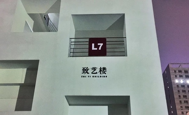 用传统风水理论，切入现代建筑设计领域，只怕是盲人摸象，用现代高科技术设计理论切入传统风水领域应游刃有余。传统建筑是以中心对称理论为主。现代建筑，以实用、功能为主。二者基础不同。
