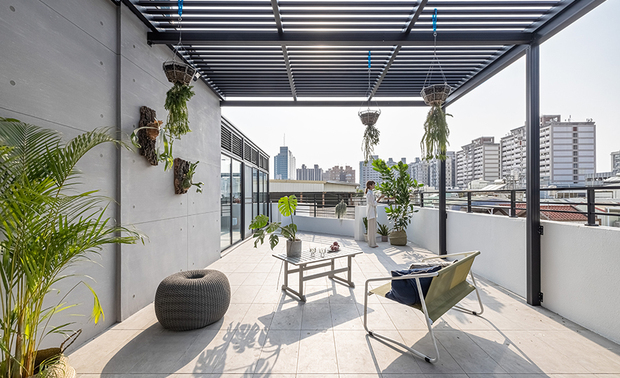 空中花园
Patio roof

顶楼搭建玻璃屋，以满足女主人晾晒衣物，不必顾忌天候的心愿，并在屋外构筑铝合金格栅遮荫，与绿植、閒适桌椅相伴，化作一幅悠然景象。

We configure a sunroom on the top floor for drying clothes, which content the hostess's wish. Moreover, set an outdoor aluminum grid shade and arrange green plants, a casual tea table, and cozy chairs to bring a laid-back ambiance.

项目资讯

案名：透・景
项目类型：旧屋翻新
项目地址：台湾南部
设计团队：乔治黑羊设计
项目坪数：220坪
主要建材：TOTO日本进口卫浴、义大利／西班牙进口磁砖、海岛型实木／超耐磨地板、强化烤漆／清玻璃、石英石／人造石檯面、订製烤漆金属件、进口矿物涂料、得利乳胶漆、蓝半反射玻璃、明镜、木作、系统橱柜、丹顶鹤铝门窗、全户外牆防水处理及后製清水模涂料、全户木作无醛屋去甲醛处理

李家齐
乔治黑羊设计　设计师
电话：06-2215177
地址：台南市北区西门路三段59号3楼
信箱：georgelee1975@gmail.com

OPEN Design动能开启传媒：http://www.openworld.tv/talk/