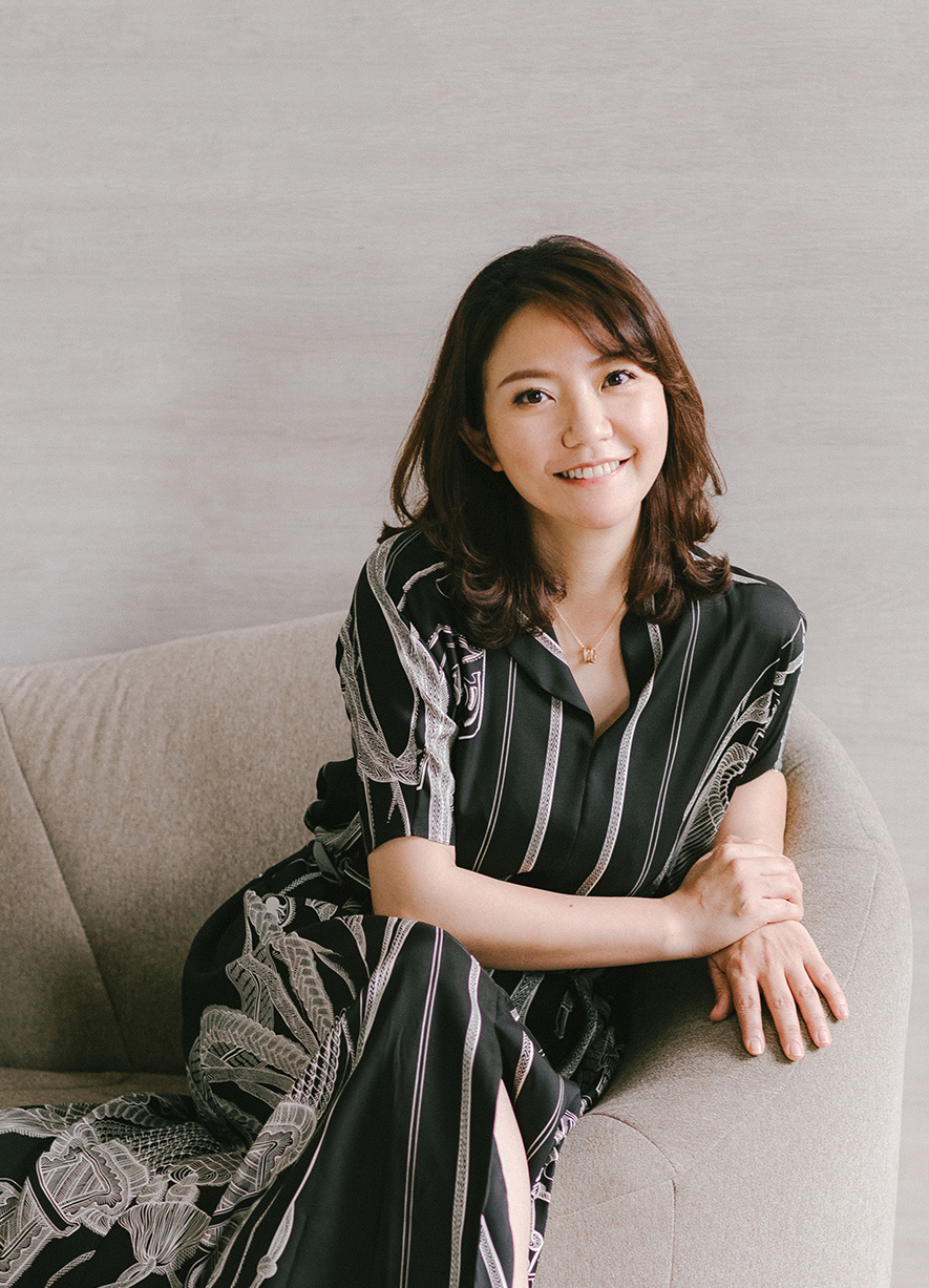 本文由OPEN编辑部撰写
秋分之际,
泽序设计 张于廷 设计总监 与OPEN团队,
进行一场线上的早晨专访;
我们于近一个小时的访谈中,
谈论因为自小对美感空间的天份,
而后延伸职志的起源,
并于近二十年的设计经历,
吐露品牌创立至今的想法变化,
话语字句间都能深刻感受对工作的喜爱与热忱,
同时她也透露关于公司的「未来规划」!