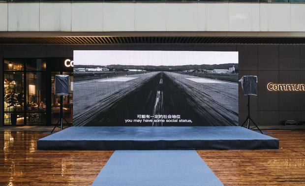  ▲ A.R.T. 宣传片

A.R.T. ——美克家居旗下家具品牌，2003年创立于美国加利福尼亚州，基于Art、Reflect、Timeless确立了A.R.T.的品牌理念。A.R.T.西区，以西区之名，但并非是一种限定的地理名称，而是代表着一种自由不羁的艺术精神。