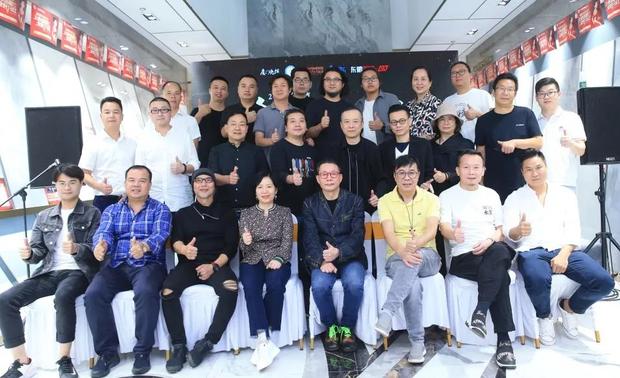 Part 01
这些设计师获得了荣誉
由厦门晚报社和厦门市建筑装饰协会联合主办的“吉家杯”第五届尚居奖颁奖也同期举行。尚居奖作为厦门家装设计行业风向标,同样以家居装饰设计价值为宗旨,已成功举办了五届七次大赛,努力打造成为厦门设计装修行业最高设计水平的奖项。
本届大赛共收到参赛作品318幅,评选出12个“尚居奖”作品、14个“雅居奖”以及17个“美居奖”,同时单设了工装奖和增设了一个年度作品奖。这些参赛作品从不同角度代表了厦门最新的家装设计水平,代表厦门家装的发展方向。