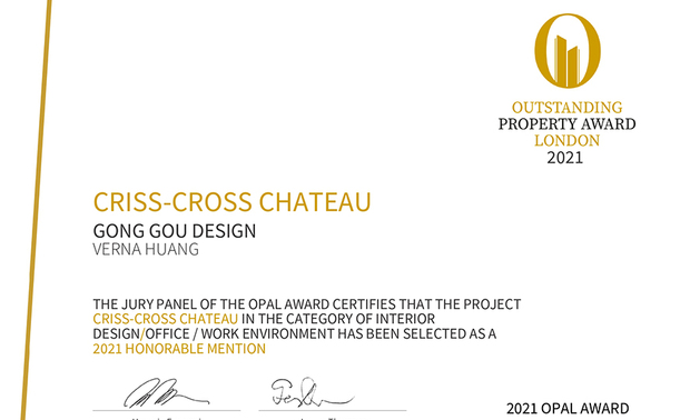 本文由OPEN编辑部撰写

OUTSTANDING PROPERTY AWARD LONDON,OPAL（英国伦敦杰出地产大奖）由全球知名企业集团Farmani Group组织，并以招揽全球最佳建筑师、室内设计师与房地产开发商为目标，在创造异业菁英联合平台的同时，找寻各地最富创造力、革新感、社会影响力与永续性的设计方案。参与者有机会替自己最新颖的企划，博得国际能见度，并且和产业的先驱及专业人士进行交流。

共构设计 吴君星 黄惠婷 设计师 化用弹珠台架构为空间隔屏，以流畅的弧形曲线，丰富视觉感受，透过作品《沉色缪思》，凸显新古典风格、点缀英伦风于办公空间，获得评审团一致青睐，喜获2021 OPAL Award Honorable Mention 荣耀，大展品牌傲人实力！

