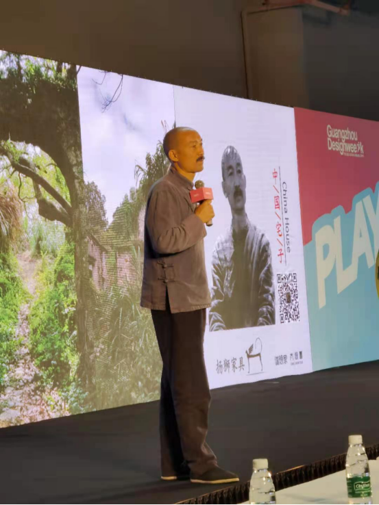 孙军老师在台上演讲老宅的故事诉说着情怀为什么要做这件事
修复老宅的初心是想更多年轻人喜欢上本土文化，用匠心唤醒老宅文化，
用心感受中国传统的生活方式，同时吸引更多的年轻人参与传承保护传统文化。