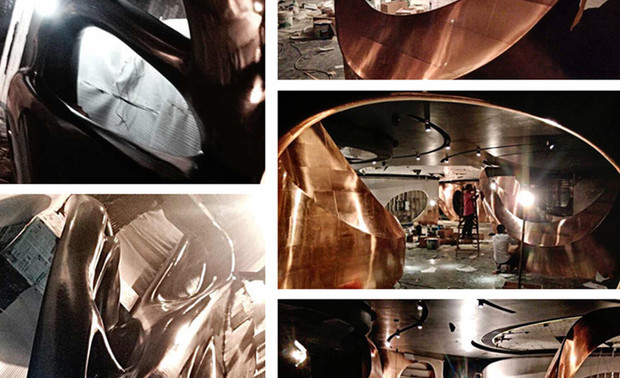 GRG表面铜板收口的处理异常困难，因为这些非标准的曲面造型造成每块铜皮之间的接口边角翘起，以及中间会产生一些小气泡。经过多次跟施工方、业主讨论，最后的解决方法是采用铜皮之前的拼搭、衔接处理。

其中有个小插曲，刚开始铜皮贴的不理想，业主便跟黄永才讨论是不是要改回金属漆。但在做了很多实验以后，都达不到黄永才想要的金属效果。

所以黄永才还是坚持让业主不要考虑金属漆，虽然贴铜皮的工艺比较难，价格也较高，但是贴出来的效果有强烈的质感，而业主最后也同意了他的想法。
