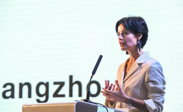 意大利驻穗总领事Lucia Pasqualini 白露茜女士在会上进行了致辞，她表示，举办意大利全球设计日的目的，不仅仅是一种来自意大利的品牌展示和交流，更重要的是，期望透过这些具体产品的形态表现，大家可以了解到意大利新生代的艺术家、设计家的一些思想和理念，而正是他们，代表着意大利的未来设计力量。

