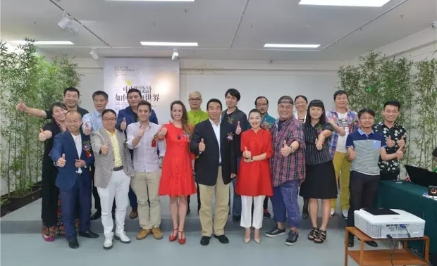 5月16日，以“东方艺术引领中国设计—中国设计如何走向世界”为主题的2016第十二届中国（深圳）国际文化产业博览交易会分会场论坛在深圳华夏典藏美术馆举行。中国(深圳)国际文化产业博览交易会(简称"文博会")由中华人民共和国文化部、中华人民共和国商务部、国家广播电影电视总局、中华人民共和国新闻出版总署、广东省人民政府和深圳市人民政府联合主办。以“东方艺术引领中国设计—中国设计如何走向世界”为主题的本届文博会分会场论坛由中国国际贸易促进委员会深圳市委员会、深圳市国际经济合作促进会、中华室内设计网、深圳市室内设计师协会、深圳市梓晴空间设计有限公司联合举办。

