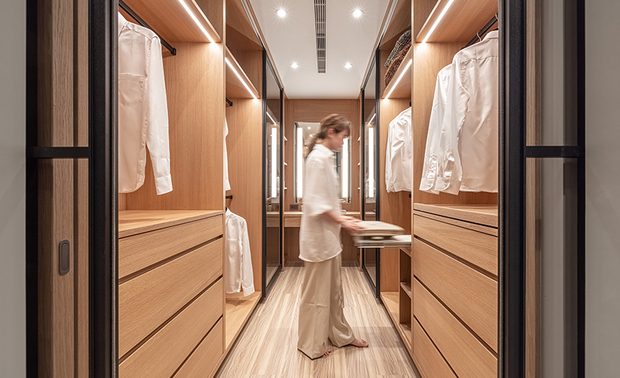 更衣室
Walk-in closet

主卧室中的独立更衣室，兼具梳妆、烫衣机能，以及木质柜体层叠收纳，井井有条的安排，构成舒适视野。

The detached walk-in closet in the master bedroom possesses dressing, making-up, and ironing features. Moreover, the well-planned wooden wardrobes shape comfortable views.